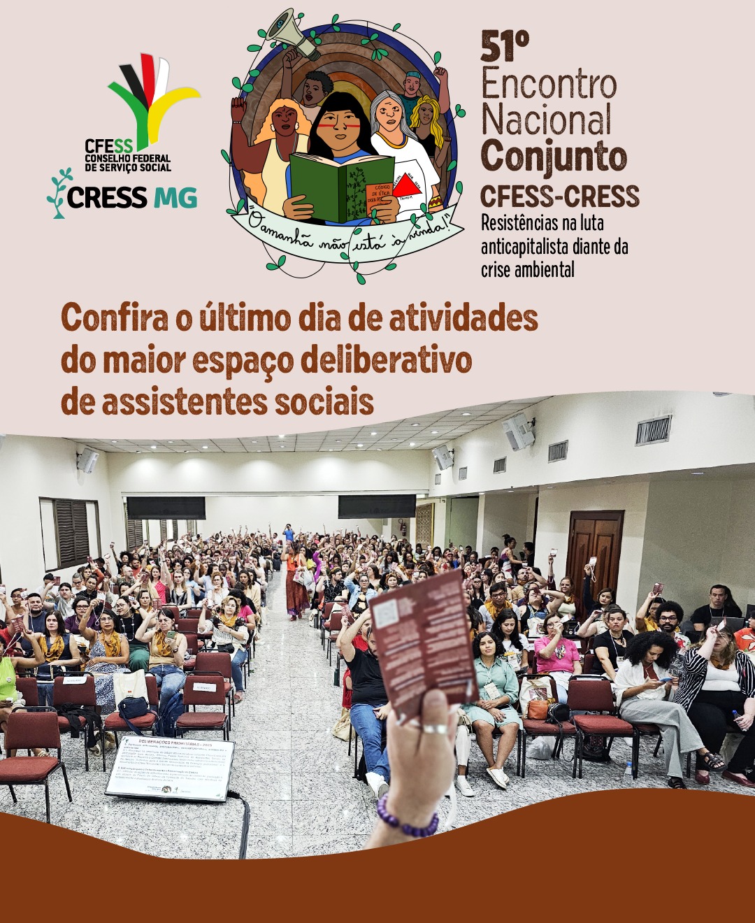 Card com logo do CFESS e CRESS-MG. Arte do evento com ilustração que mostra pessoas e a diversidade de povos (indígenas, quilombolas, ribeirinhos). Texto com nome e tema do evento. Abaixo, chamada para conferir a cobertura das atividades do maior espaço deliberativo brasileiro. Foto com mão segurando um crachá de votação sobre a mesa central. Público do auditório sentando levanta crachá.