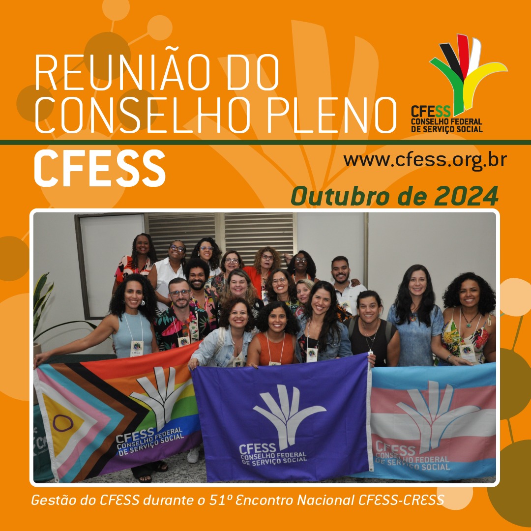 card com o fundo na cor laranja que apresenta, ao centro, foto de parte da gestão do CFESS no 51° Encontro Nacional. No canto superior direito, a logo do CFESS. Na foto, os participantes seguram as bandeiras trans (cores branca com lilás, com a logo do CFESS), LGBTQIA+ (cores da bandeira trans e da luta antirracista, além das cores em arco-íris) e daquela que representa o movimento feminista (cor roxa com a logo do CFESS ao centro).