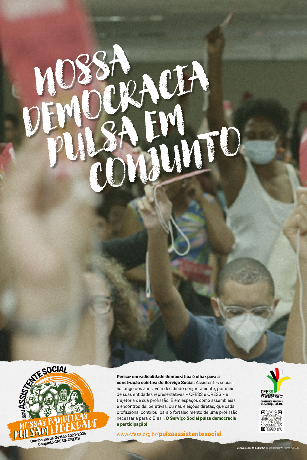 Cartaz digital. texto no topo: nossa democracia pulsa em conjunto. Ao fundo uma imagem de assistentes sociais em sua diversidade segurando um crachá de votação do Encontro Nacional. No rodapé o texto de apoio explicativo. Logo do CFESS e da campanha. 