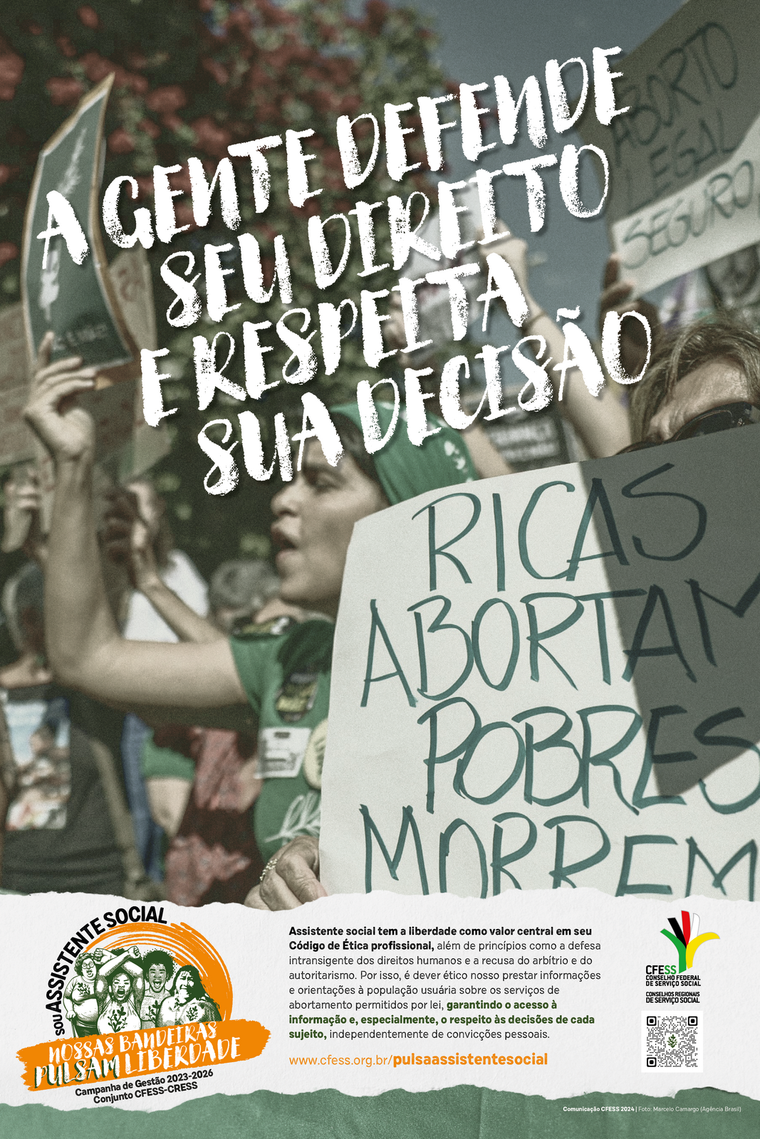 Cartaz digital. No topo, o texto A gente defende seu direito e respeita sua decisão. Ao fundo, uma foto de manifestão pela descriminalização e legalização do aborto, onde mulheres seguram cartazes, sendo um deles com os dizeres Ricas abortam Pobres Morrem. No rodapé o texto de apoio e logos da campanha e do CFESS 